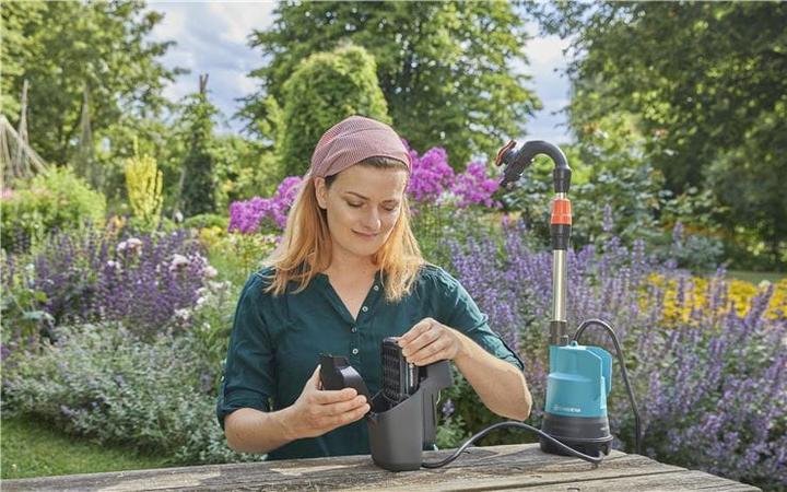Produktbild Gardena Akku Klarwasser Tauchpumpe (Klarwasserpumpe)