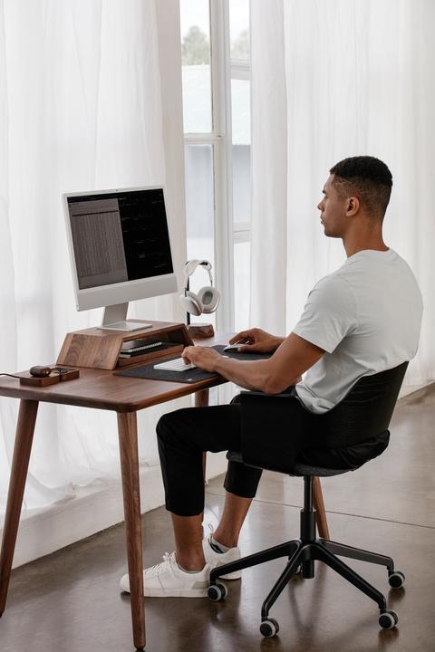 Produktbild Oakywood Classic Desk - Klassischer Schreibtisch aus Massivholz - Walnuss / 120x60 - (120 x 60 cm)