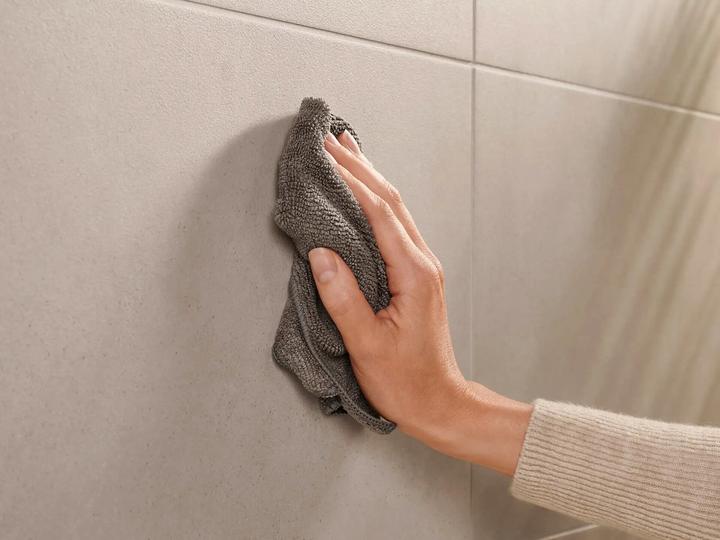 Produktbild tesa MOON GREY Toilettenrollenhalter inkl. Klebelösung ohne Bohren