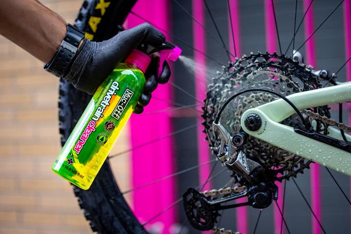 Actual product image Muc-Off Ultimate Bicycle Kit (1800 ml, Universal Lubricant, Sponge, Bicycle cleaner, Chain cleaner, Care set)