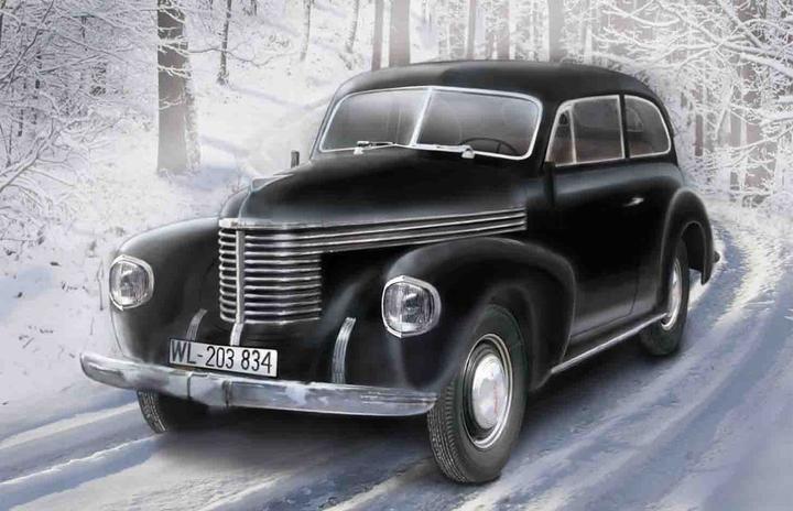 Actual product image ICM Captain 2-door Salon WWII German Staff Car