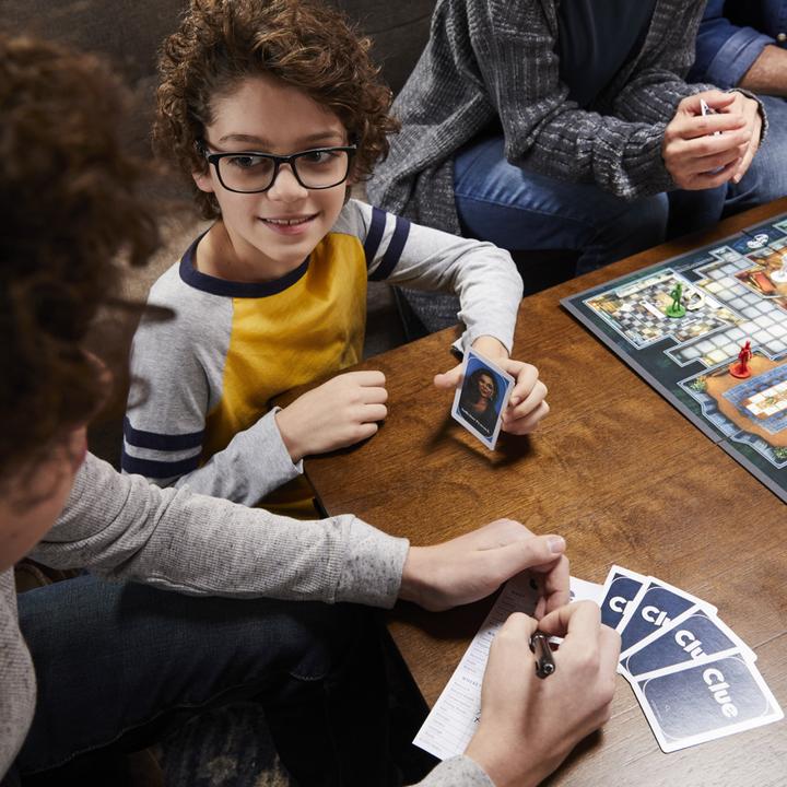 Actual product image Hasbro Gaming Cluedo board game, redesigned Cluedo for 2-6 players, detective game, family game for children and (Italian)