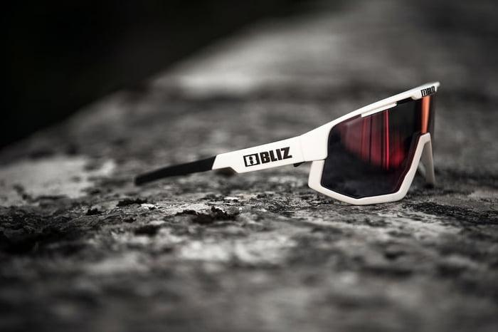 Image du produit Bliz Fusion (Noir, blanc mat, Blanc, Fumée avec rouge Multi)