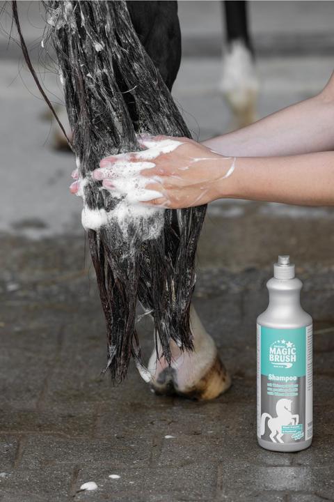 Actual product image Magic Brush Horse shampoo with oat pine