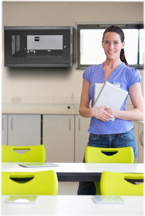 Immagine prodotto Eaton Mini armadio rack SmartRack 9U a basso profilo per montaggio a parete con interruttore (9 HE, Rack da 19 pollici)