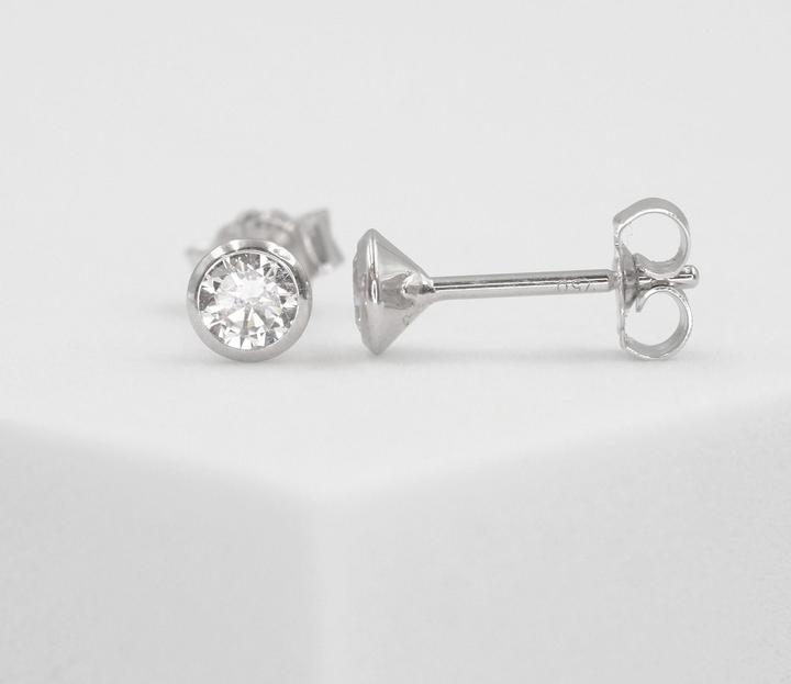 Actual product image Muau Stud earrings white gold 750 Zirconia 4.5mm (White gold, Yellow gold, Red gold or simply silver)