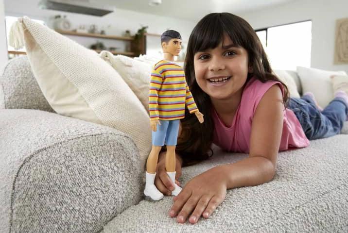 Image du produit Barbie Poupée Ken Fashionista - Chemise et pantalon rayés