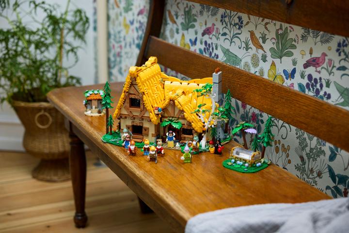 Actual product image LEGO The hut of Snow White and the Seven Dwarfs (43242, LEGO Disney)