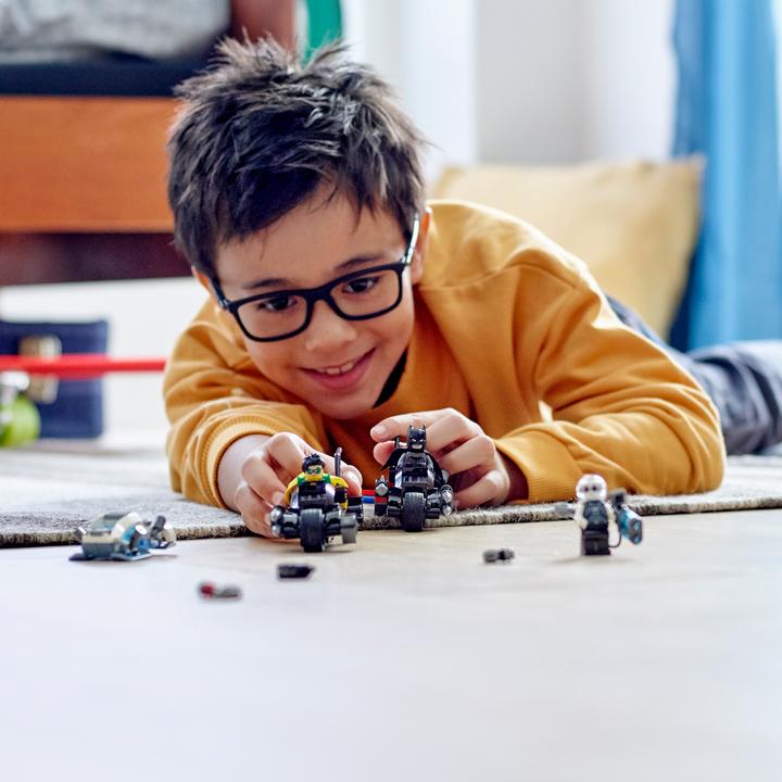 Produktbild LEGO Batcycle Duell mit Mr. Freeze (76118, LEGO DC)