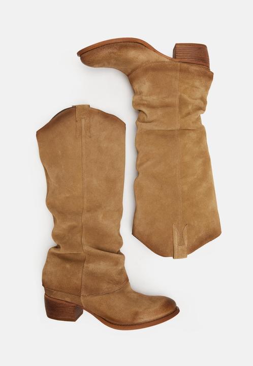 Felmini Dresa C833, der mittelhohe Stiefel, besticht durch eine Mischung aus Raffinesse und Einzigar