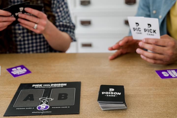 Immagine prodotto Dyce Games Pick your poisen Family Edition - Das "Was würdest Du lieber tun?" Partyspiel (Tedesco)
