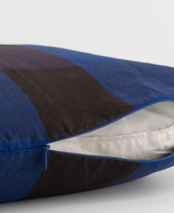 Image du produit Ferm Living Housses de coussins avec remplissage GRAND Ã carreaux bleu (50 x 50 cm)