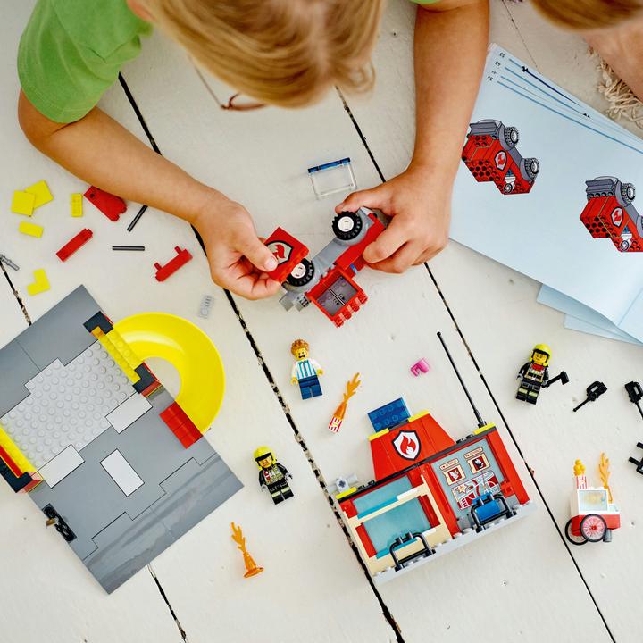 Actual product image LEGO Fire station and fire truck (60375, LEGO City)