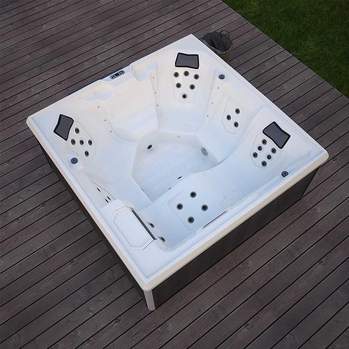 Actual product image Home Deluxe Outdoor whirlpool TEAM-STAR, 34 massage jets LED, steps and thermal cover, 5 persons (5 pers.)