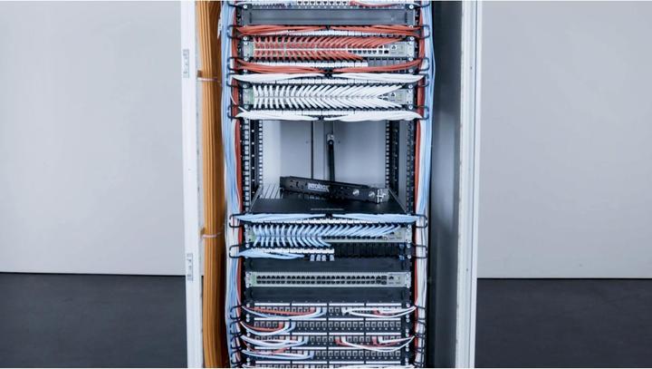 Actual product image PATCHBOX Plus+ 19", singlemode LC-SC (CAT6, 1.70 m)
