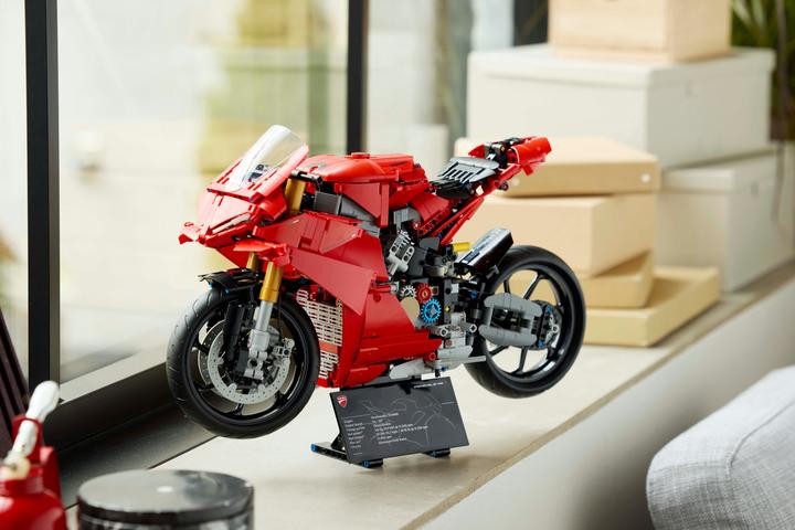 Actual product image LEGO Ducati Panigale V4 S Motorrad (42202, LEGO Technic)