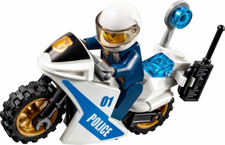 Actual product image LEGO Tow truck on the road (60137, LEGO City)