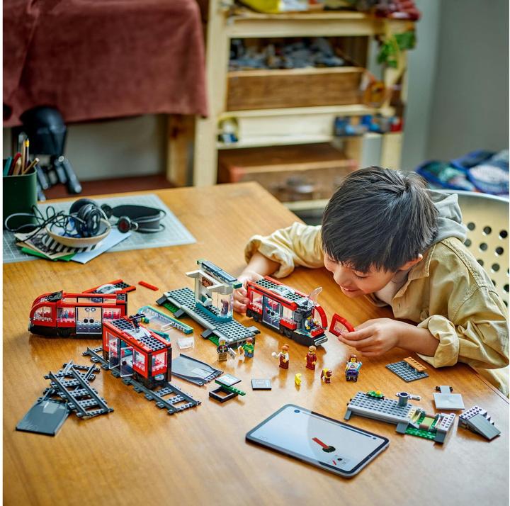 Actual product image LEGO Tram with stop (60423, LEGO City)