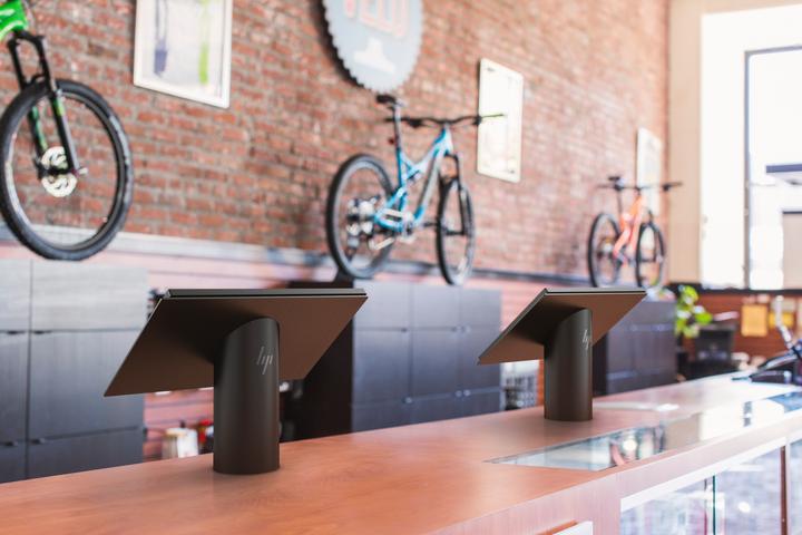 Immagine prodotto HP Engage One AIO i5-7300U () RAM SSD WLAN bgn+BT 4.0 500nit Stand Adv. I/O Base Win10IoT