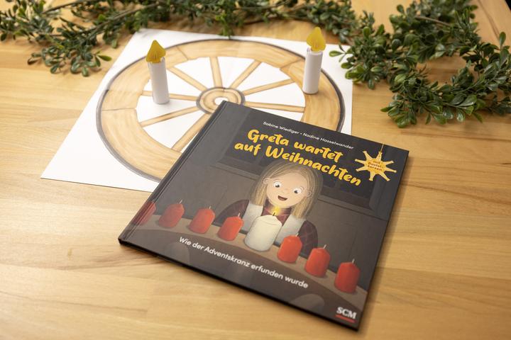 Produktbild Greta wartet auf Weihnachten - Wie der Adventskranz erfunden wurde (Deutsch, Nadine Hasselwander Sabine Wiediger, 2024)