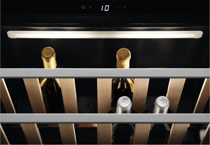 Produktbild AEG KWK884520T Kompakter Weinkühlschrank / Touch-Bedienung / Temperaturanzeige / bis zu 18 Flaschen