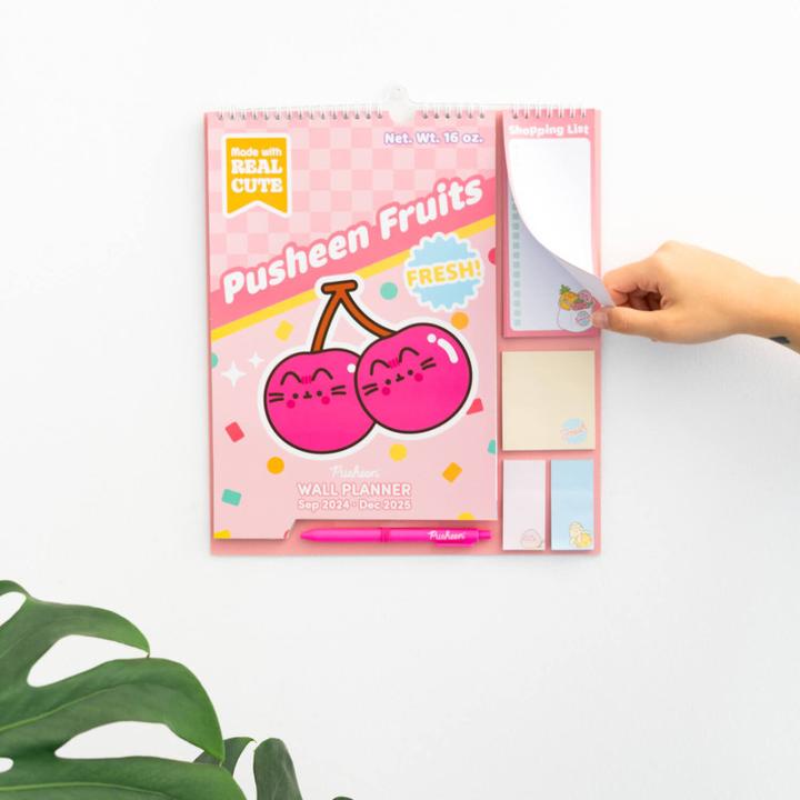 Produktbild Pusheen – Wandkalender/Planer 2024/2025 (30 x 34 cm, Italienisch, Französisch, Englisch, Spanisch)
