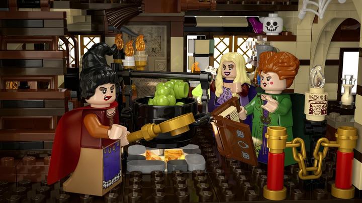 Actual product image LEGO Disney Hocus Pocus: The Sanderson Sisters' Cottage (21341, LEGO Ideas, LEGO Rare Sets)