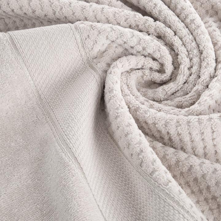 Produktbild Eurofirany EVA MINGE Fertigvorhang AURELIA aus Chiffonstoff, verziert mit Pompons mit Zusatz von glänzendem Fad (50 x 90 cm)