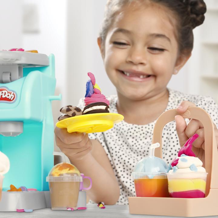 Productafbeelding Play-Doh Kitchen Creations Kneedplezier Café, Café speelset met 20 accessoires en 8 blikken