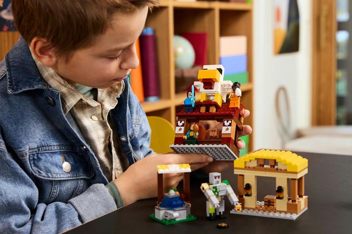 Actual product image LEGO Attack of the Ghast balloon (21273, LEGO Minecraft)