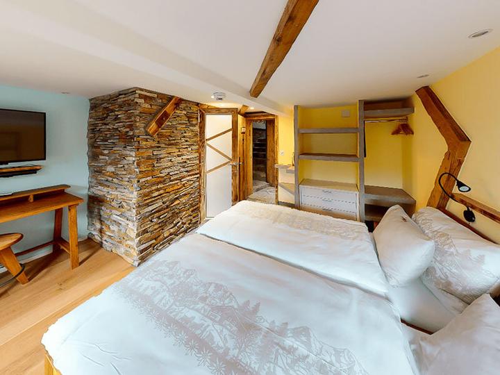 Actual product image Smartbox 1 night in Loèche-les-Bains with a meal, a climb to the Gemmi col and thermal baths (2 pers.)
