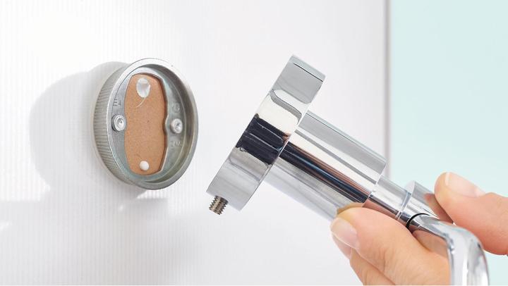 Produktbild tesa LOXX WC Ersatzrollenhalter inkl. Klebelösung ohne Bohren