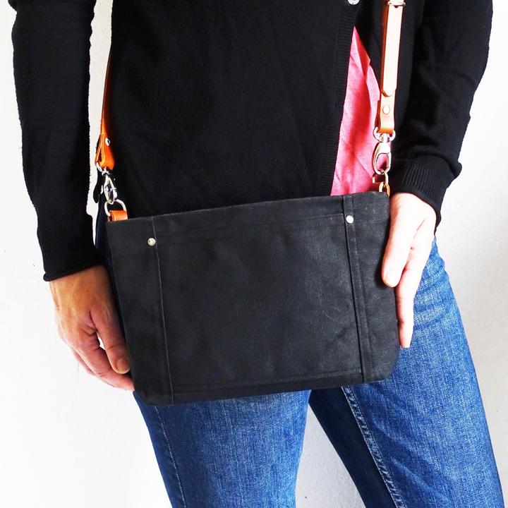 Image du produit Only-Bags.Store Sac croisé en toile cirée, petit format, lanière en cuir, porte-monnaie à fermeture éclair