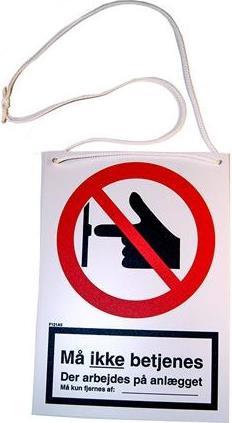 Actual product image JO Safety Plast skilt med snor 148x105mm. Dobbeltsidet tryk med tekst: Må ikke betjenes. The work is done on