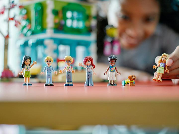 Produktbild LEGO Heartlake City Gemeinschaftszentrum (41748, LEGO Friends)