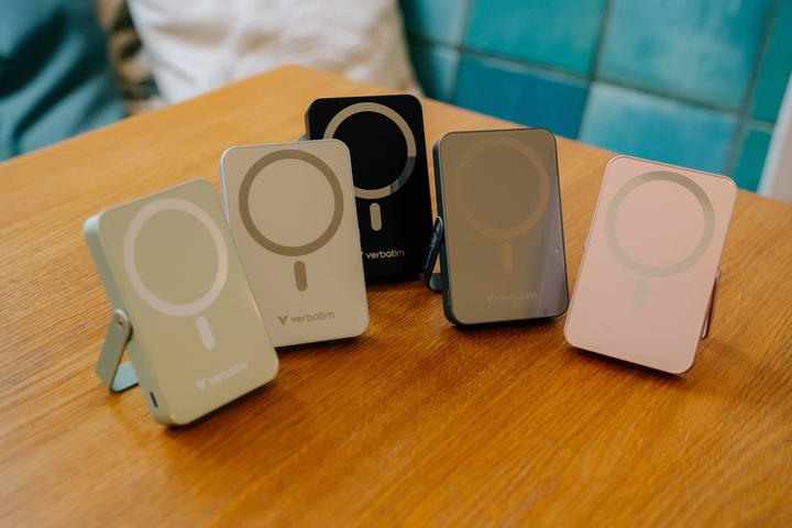 Productafbeelding Verbatim Charge ‘n’ Go Power Bank with Stand Magnetic Wireless 10000mAh - Blue (10000 mAh, 20 W, 37 Wh)