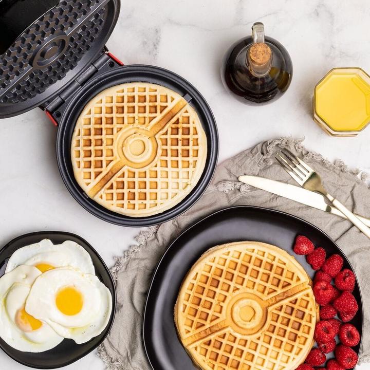Immagine prodotto Uncanny Brands Pokemon Waffle Maker Pokeball (Spina UE)