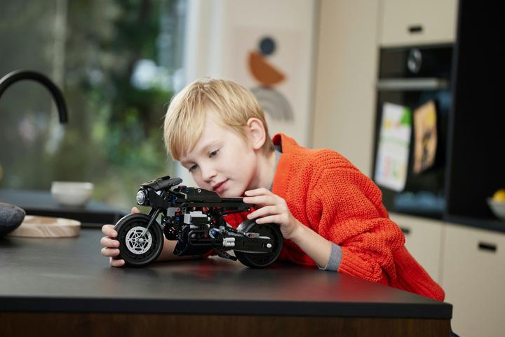 Actual product image LEGO The Batman - Batcycle (42155, LEGO Technic)