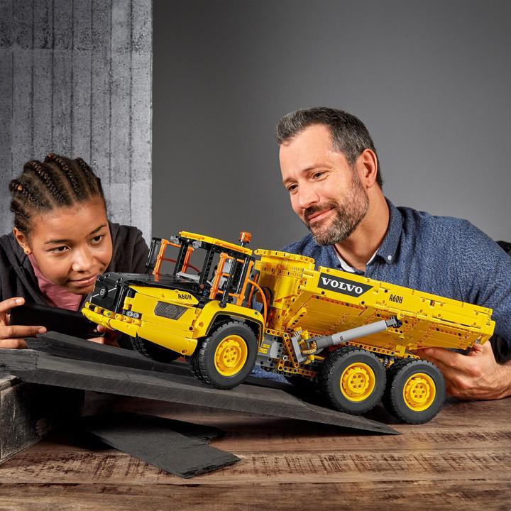 Produktbild LEGO DUPLIKAT Knickgelenkter Volvo-Dumper (42114, LEGO Technic)