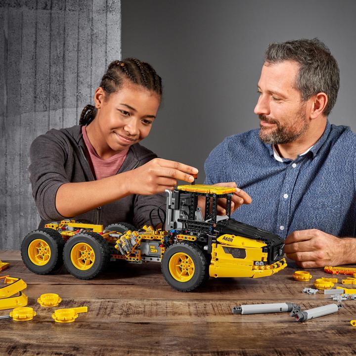 Produktbild LEGO DUPLIKAT Knickgelenkter Volvo-Dumper (42114, LEGO Technic)