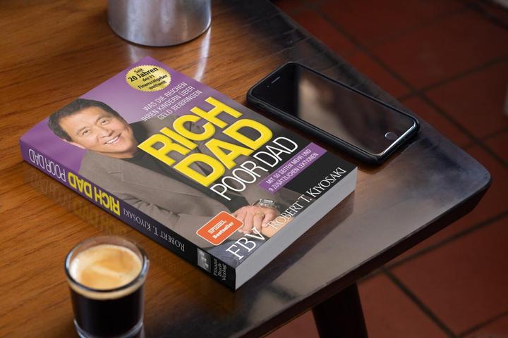 Immagine prodotto Rich Dad Poor Dad (Tedesco, Robert T. Kiyosaki, 2014)