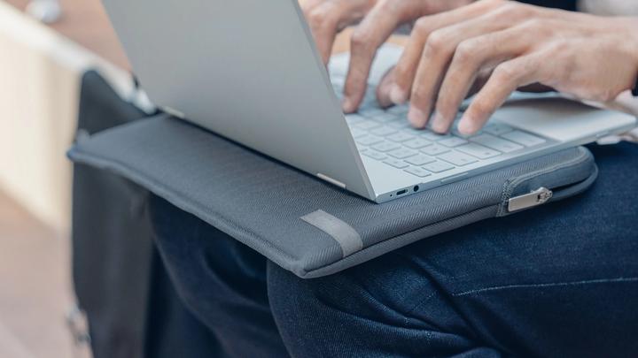 Actual product image Moshi Pluma Laptop Sleeve (14", Apple)