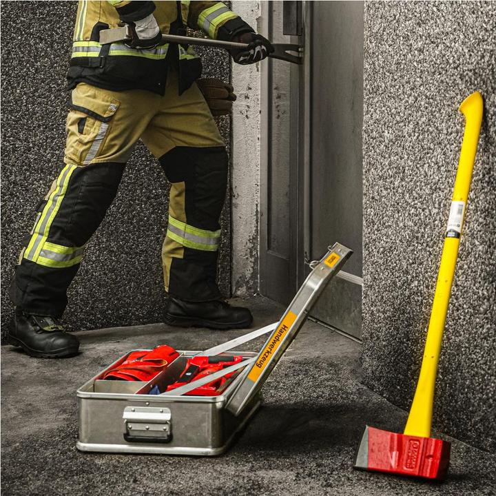 Actual product image Dönges FireAXEss fire axe, 925 x 300 x 90 mm