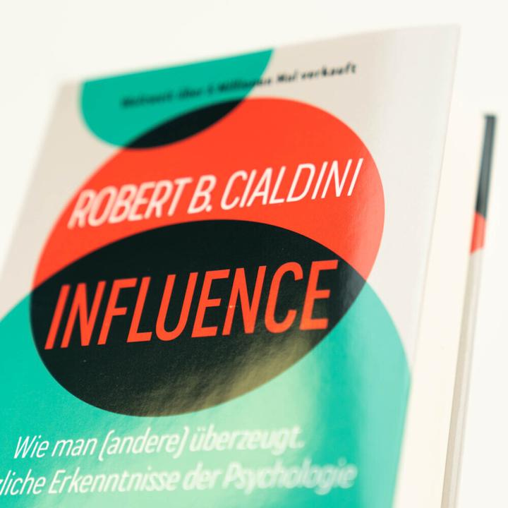Produktbild INFLUENCE – Wie man (andere) überzeugt. Nützliche Erkenntnisse der Psychologie (Deutsch, Robert B. Cialdini, Jürgen Neubauer, 2023)