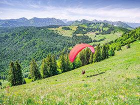 Produktbild Smartbox Aufregender 10-minütiger Paragliding-Flug über die schöne Juralandschaft (1 Pers.)