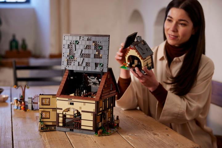 Actual product image LEGO Disney Hocus Pocus: The Sanderson Sisters' Cottage (21341, LEGO Ideas, LEGO Rare Sets)