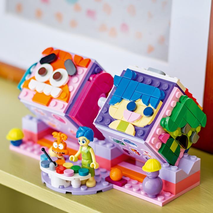 Actual product image LEGO Everything is upside down 2 mood cubes (43248, LEGO Disney)
