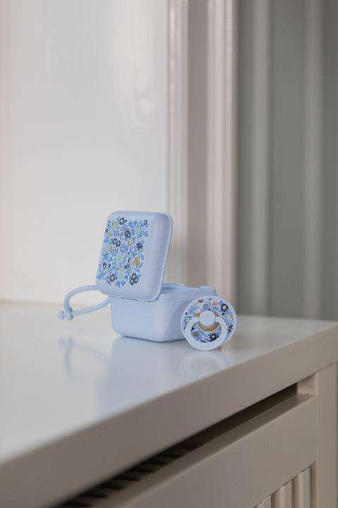 Actual product image Bibs x Liberty Nuggi Box Chamomile Lawn Baby Blue (1 x)