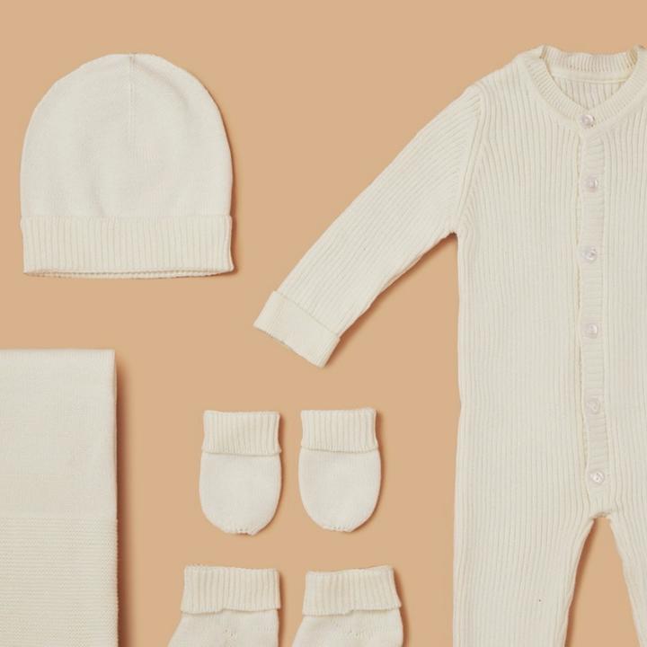 Produktbild Zero.99 Neugeborenen-Set 5-tlg. – Decke, Schlafanzug mit Knöpfen, Kratzhandschuhe, Babyschuhe, Mütze (50, 56, 62, 68)