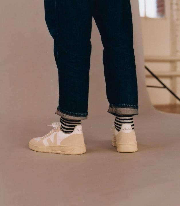 Actual product image Veja V-10 (38)